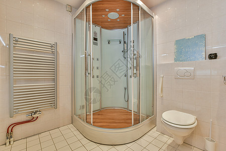 现代浴室 有淋浴 浴浴间 厕所和水槽公寓卫生间陶瓷龙头装饰风格卫生反射制品洗手间图片