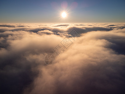 云层的飞机视图图片