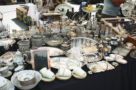 跳蚤市场桌上的各类银器 玻璃器和陶瓷盘图片