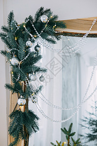 新年的内衣 节日气氛 装饰品 花环 礼品 圣诞树有灯光庆典传统扶手椅镜子房间风格假期壁炉椅子房子图片