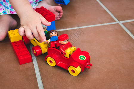 一名单身儿童玩Duplo玩具 数字和车辆图片