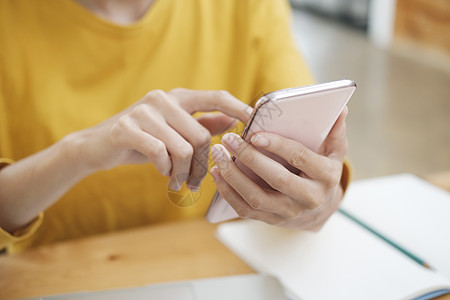 近距离接近女性使用手机上网商业药片设备短信媒体工作电脑互联网电子邮件图片
