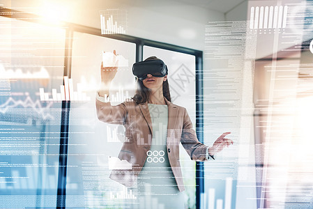 她掌控着自己企业的未来 一位年轻女商务人士在连接到用户界面时戴着 VR 耳机的镜头背景图片
