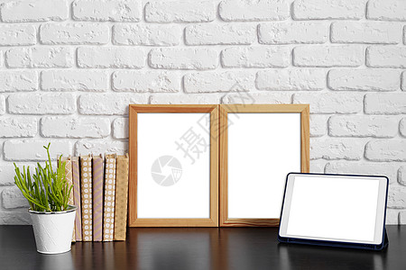 白色相框木制表格上挂图框的书本公寓办公室桌子横幅房间桌面推广艺术展示照片背景