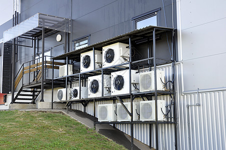 空调和热泵 现代工业建筑墙上的分体式系统气候工厂制造业冷却器商业控制扇子冷却温度鼓风机图片