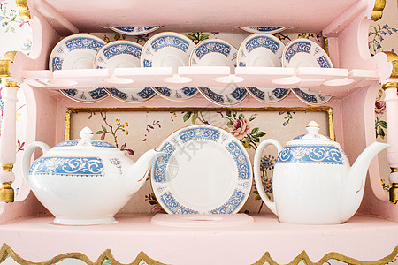 白瓷瓷瓷瓷器茶 配有一些酱 杯子和茶壶图片