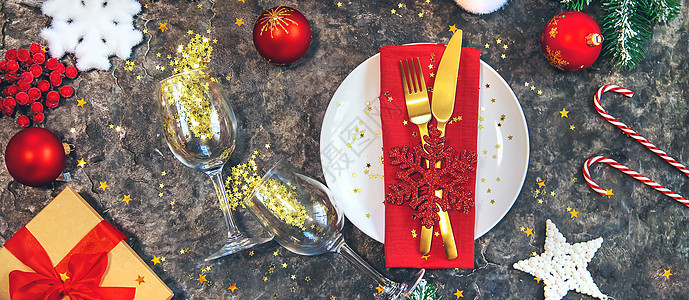 圣诞餐桌 假日晚餐概念 有选择的焦点银器盘子餐巾餐厅木头装饰品装饰餐具假期庆典图片