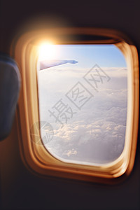 在银翼上飞过空中 从飞机窗口拍到风景的镜头运输太阳空气阳光休息裁剪自由航空客机天空图片