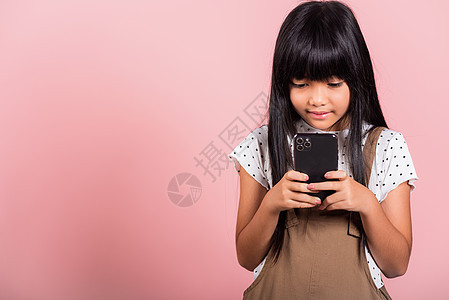 10年亚洲孩童享受使用手机社交网络媒体的游戏生活孩子们工具电话女孩细胞药片技术女学生乐趣女士图片