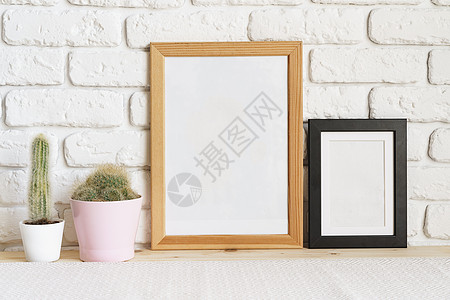 桌上的广场木制照相板和仙人掌植物房子画廊海报装饰风格办公室照片正方形桌子艺术图片