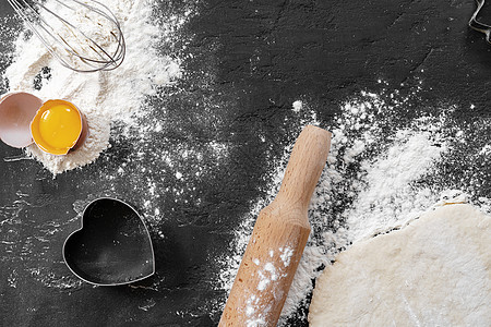准备烘烤 黑底鸡蛋和面粉食谱空白木板横幅蛋糕厨房烹饪面团作品糕点图片