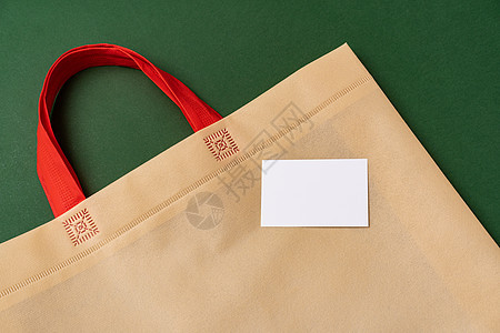 绿色背景平地上的纺织品购物袋塑料袋购物织物市场手提袋销售棉布生态手提包帆布商业图片