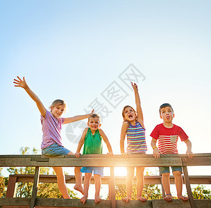 夏天在这里 让我们开始找乐子吧 一群小孩子一起在户外玩耍的肖像图片