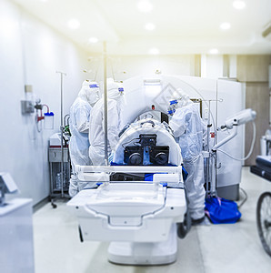使用CT扫描仪检查全球流行病期间的病人冠状病毒的技术员和小组 穿防护服PPE医疗队 美国国家卫生局药品个人医生照相安全ct免疫感图片