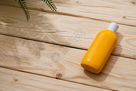 顶层风景 木本底有防晒霜的瓶子棕褐色海滩日光浴化妆品卫生身体假期治疗桌子管子图片