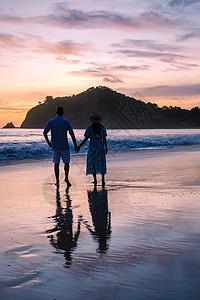在泰国海滩观看日落的男女夫妇天堂男人晴天海岸旅行假期反射海洋蜜月幸福图片