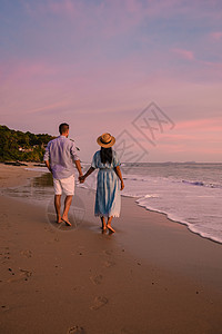 在泰国海滩观看日落的男女夫妇海浪海洋地平线蜜月晴天海岸幸福假期天堂热带图片