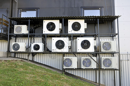 空调和热泵 现代工业建筑墙上的分体式系统机器压缩机冷却器冷却房子扇子工作技术商业工厂图片