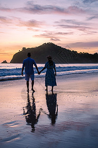 在泰国海滩观看日落的男女夫妇海浪幸福男人旅行天空夫妻热带蜜月反射天堂图片