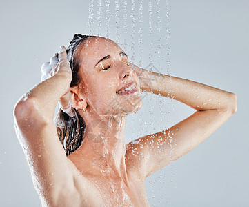这新洗发水闻起来好香啊 一个年轻女子洗澡的照片图片