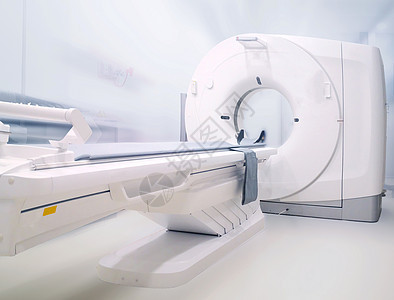 多探测器CT扫描仪(计算地形成像) 在模糊的医院房间背景上图片