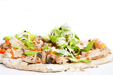 新鲜意大利披萨 蘑菇 火腿 西红柿 奶酪 在浅白背景午餐美食胡椒纸板脆皮乡村蔬菜盒子正方形圆圈图片