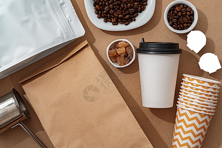 白棕棕色奶脂纸袋袋 配有咖啡豆和纸杯供设计商业黑色牛皮纸空白品牌广告包装杯子产品店铺图片