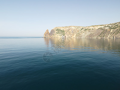 抽象的空中海夏季海洋日落自然背景 运动中水面上的小波浪与来自太阳的金色散景光模糊 假期 假期和娱乐概念 慢动作温泉蓝色天空海滩阳图片