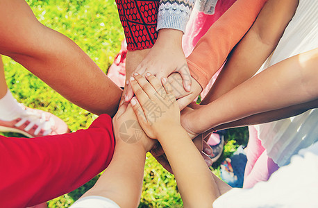 在一起才是年孩子们把双手折叠在一起 在街上玩 有选择的焦点女孩男孩们多样性女孩们友谊婴儿女士青年奖学金合伙背景