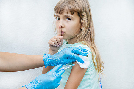 医生给孩子注射手臂 有选择的专注点注射器护士药品抗生素男人婴儿诊所流感孩子们病人图片