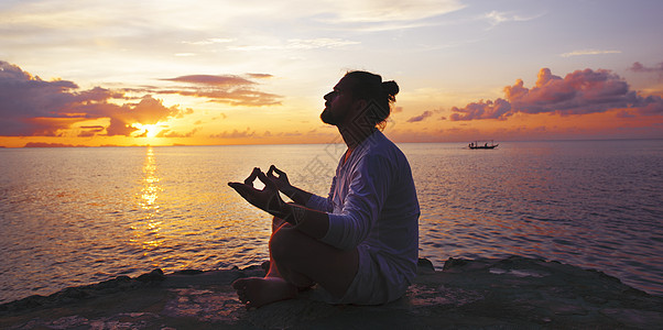 瑜伽场景在日落时的环影人 海洋运动男人数字男性自由阳光冒险旅行环境远足图片
