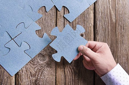 木制生化板上有不完整的拼图成功教育高架合并合作挑战团队组织战略解决方案图片
