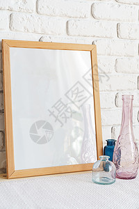 台面有照片框和最小的花瓶 贴在白墙上房子数字房间装饰木头桌子嘲笑架子风格花园图片