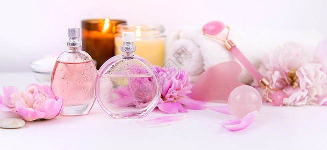 粉红花在白色背景温泉面部 有选择的焦点瓶子奶油疗法护理药品治疗玻璃美容芳香横幅图片