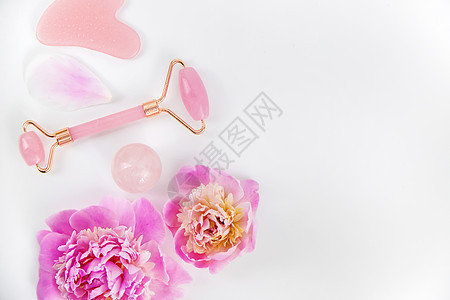 粉红花在白色背景温泉面部 有选择的焦点化妆品奢华玫瑰治疗产品护理横幅洗剂玻璃身体图片
