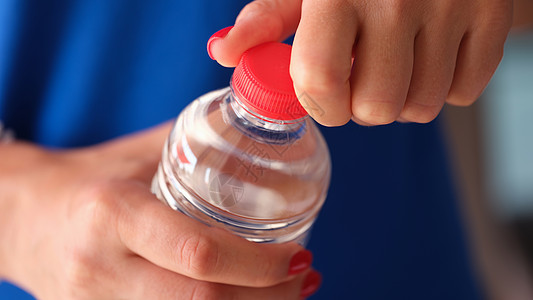 女性手打开塑料水瓶装瓶的缝合图片