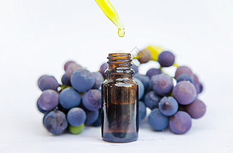 葡萄籽油在一个小瓶子里 有选择性的焦点化妆品疗法治疗营养身体芳香药品头发饮食叶子图片