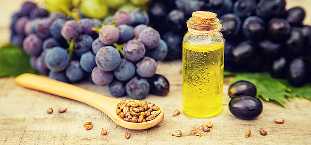 葡萄籽油在一个小瓶子里 有选择性的焦点药品蔬菜芳香蓝色化妆品饮食按摩食物水果产品图片