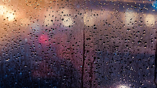 雨天挡风玻璃在雨天的抽象交通 查看从汽车座椅 雨天 雨滴落在窗户上 雨天 雨和散景背景