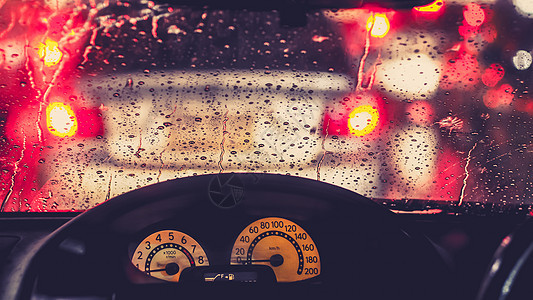 下雨时汽车内务 雨天路面灯光模糊不清;在下雨日图片