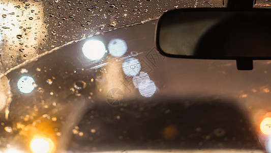 下雨时汽车内务 雨天路灯光的模糊性降低司机车辆运输交通雨滴城市天气运动速度蓝色图片