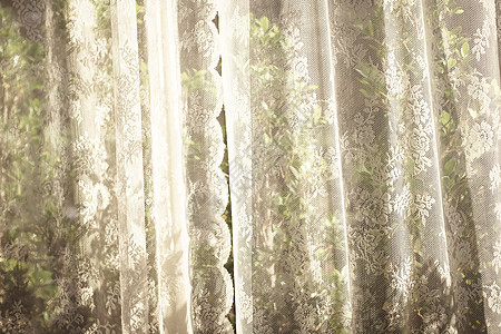 白色窗帘 有窗口树林花园背景图片