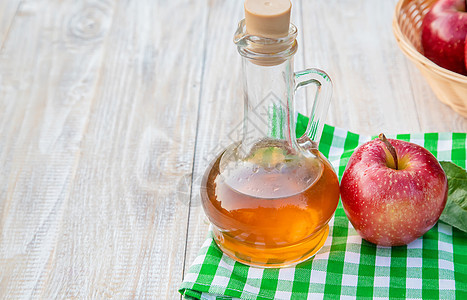 瓶子里的苹果醋醋 有选择的焦点玻璃桌子碱性敷料生物食物饮食烹饪液体康复图片