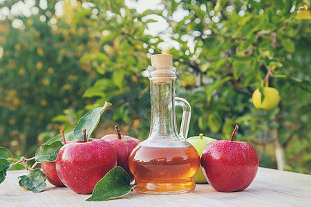 瓶子里的苹果醋醋 有选择的焦点生物市场康复水果饮食酵素收成餐巾营养果汁图片