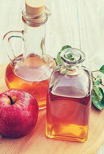 瓶子里的苹果醋醋 有选择的焦点生物调味品果汁碱性饮食酵素水果营养餐巾市场图片