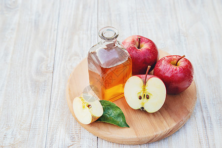 瓶子里的苹果醋醋 有选择的焦点食物营养花园水果玻璃碱性酒精性生物果汁酵素图片