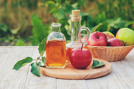 生态有机瓶子里的苹果醋醋 有选择的焦点损失重量食物酒精性花园国家烹饪玻璃生态桌子背景