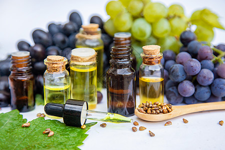 葡萄籽油在一个小瓶子里 有选择性的焦点药品疗法饮食水果身体营养玻璃食物蔬菜叶子图片