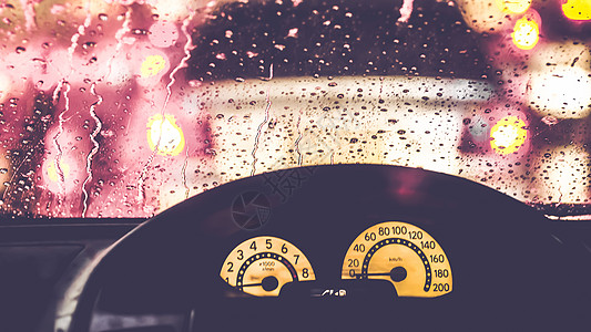下雨时汽车内务 雨天路灯光的模糊性降低雨刷器窗户街道红灯方向盘司机天气挡风玻璃车辆玻璃图片