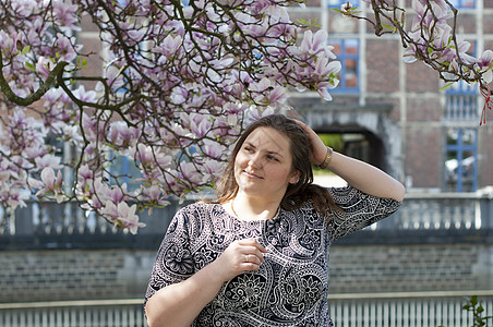 一位美丽的大黄花美女的肖像 在木兰花中充满自信的女人尺寸肥胖协议玉兰重量时尚身体快乐黑发时间图片